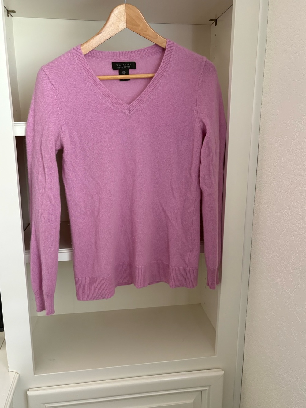 Tahari 2 ply cashmere v-neck pink sweater